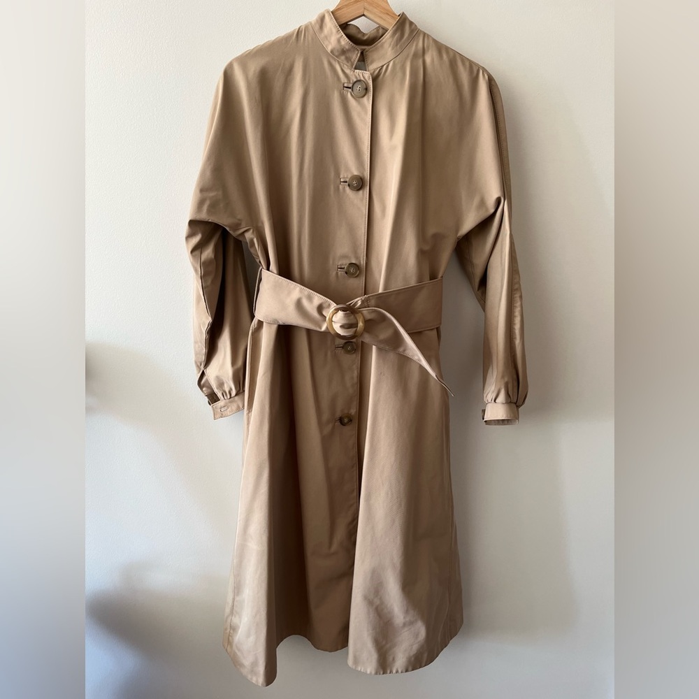 Clue Monaco trench coat with belt